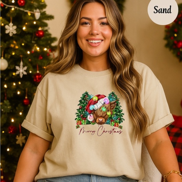 Gildan Sand Christmas T-Shirt with Festive Reindeer Design - Picture 1 of 1